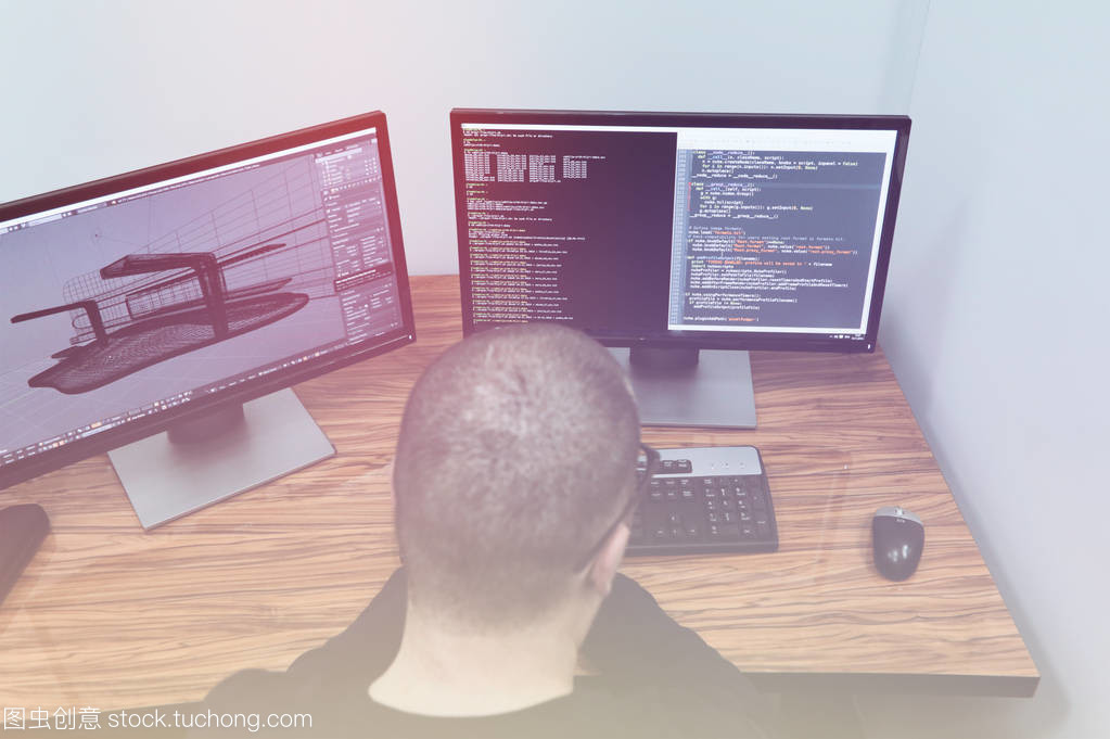 軟件編程的開發(fā)人員在工作室辦公室項(xiàng)目