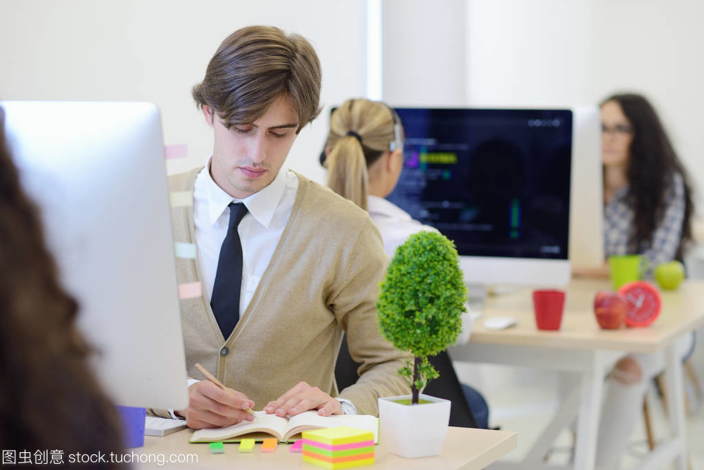 工作在辦公室電腦上的軟件開發(fā)人員